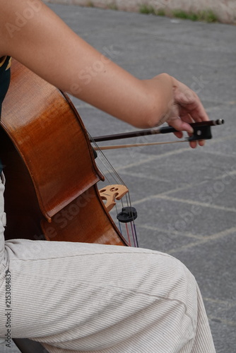 Fotografía Femme violoncelliste jouant dans la rue