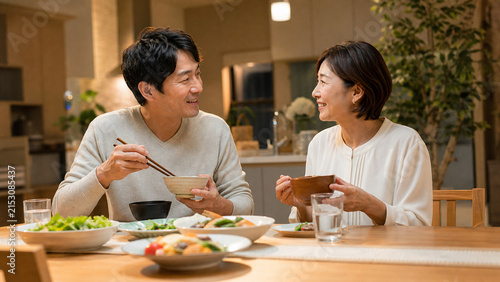 夕食を囲み笑顔で会話を楽しむ日本人夫婦