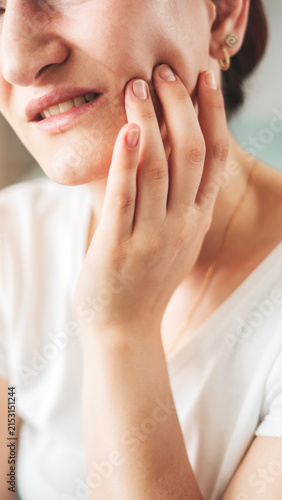 Fotografía Young woman suffering from toothache