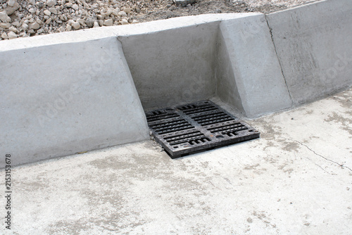 Foto Avaloir d’eaux pluviales en fonte ductile sur cadre béton préfabriqué