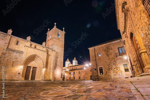 Foto Cityscape of Cáceres an night ( Extremadura, Spain)