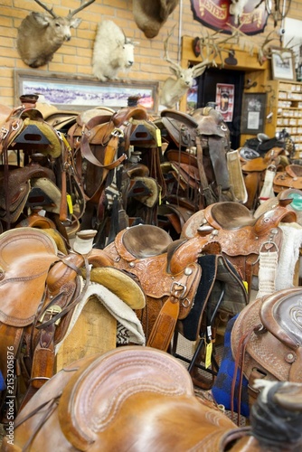 magasin de matériel d’équitation : selle pour cheval
