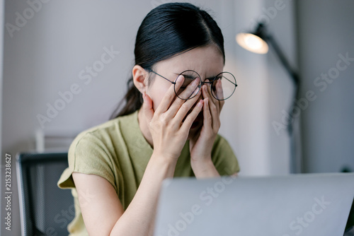 Canvastavla Young asian woman feeling digital eye strain and fatigue, rubbing her tired eyes