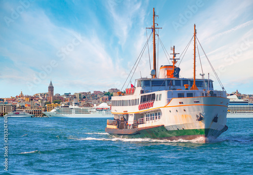 Fotografía Cruise ship and ferry (steamboat)  traffic in the Bosphorus - Sea voyage with ol