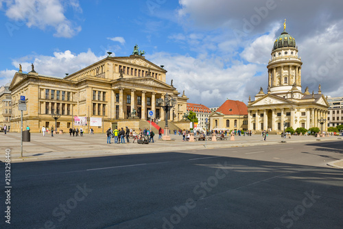 Germany, Berlin, Gendarmenmarkt with concert hall, Franzoesischer Dom and Franzoesische Friedrichstadtkirche