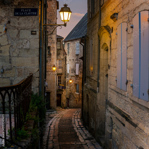 Abendstimmung in einer Altstadtgasse von Pèrigueux, Dordogne, Frankreich