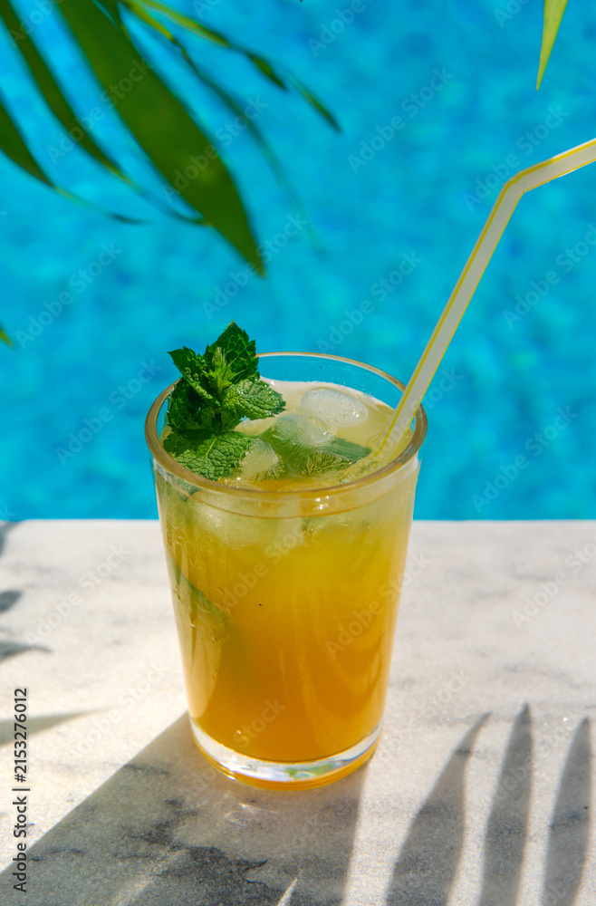 Obraz premium Cocktail in the pool. Selective focus.