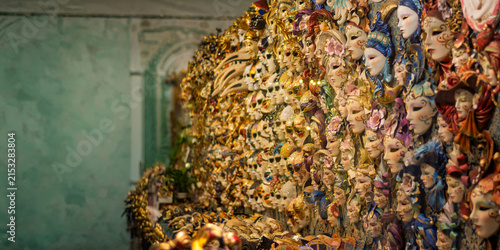 Sparkling handcrafted costumes rich in colourful feathers and special high-tailoring details