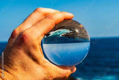 Paisaje reflejado en una lensball en Gran Canaria.	