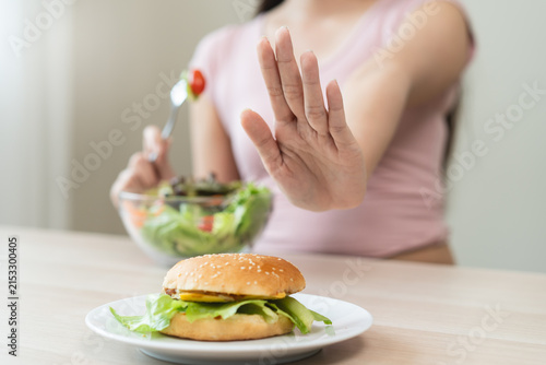 Foto A person who avoids eating high-calorie junk food in high calories to control ch