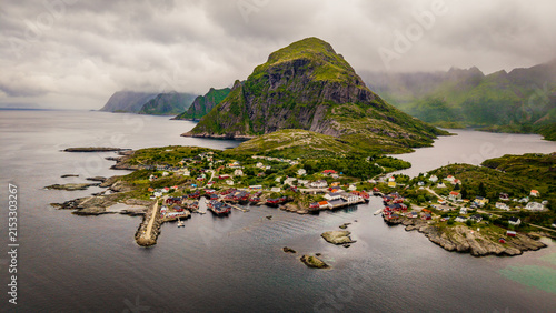 Foto Drone view of the picturesque coastal community of Å i Lofoten, emphasizing its