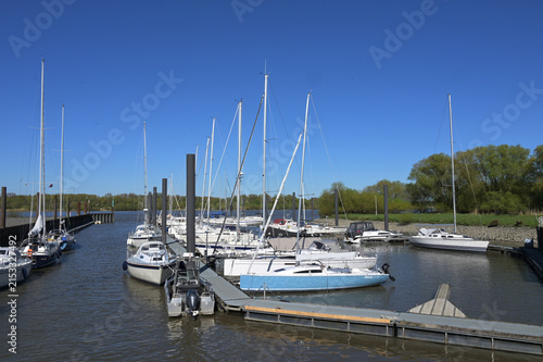 Altes Land, Elbdeich, Neuenschleuse Yachthafen, Neuenschleusener Wettern, schöner Apriltag