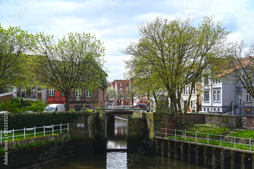 Hansestadt Buxtehude, am Rande der Altstadt. Brücke, Westfleth,  Schleuse, Fleth,  Westviver.  Der siebte Schornstein, St.-Petri-Kirche