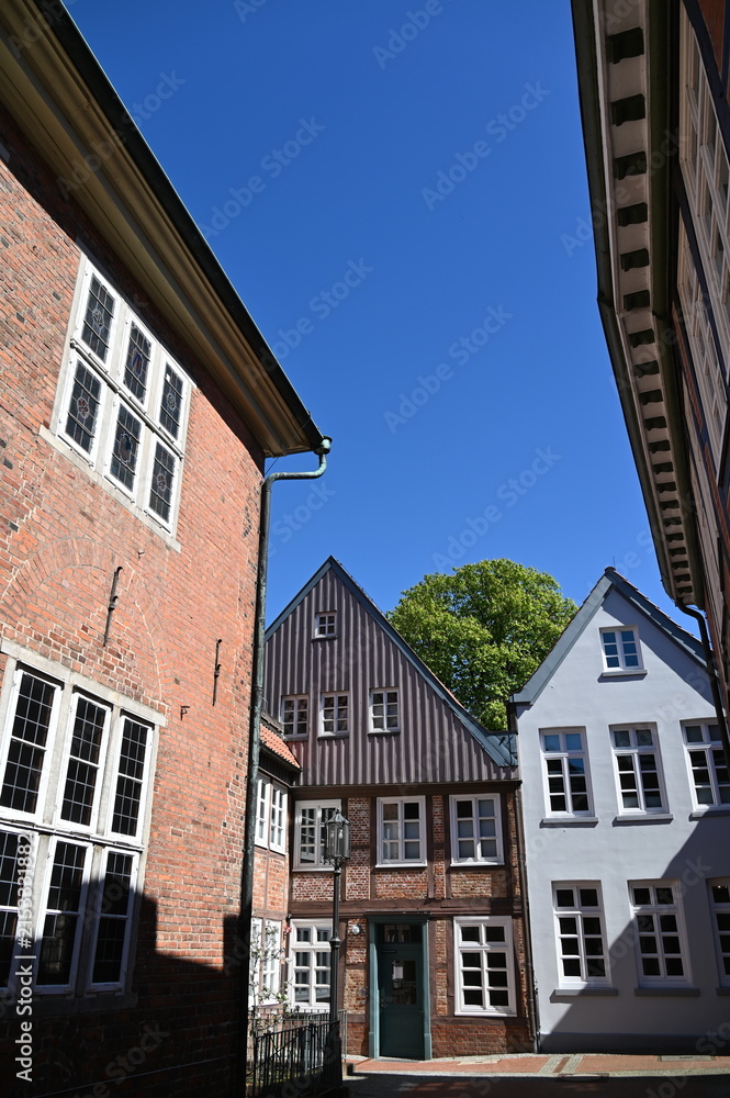 Fototapeta premium Hansestadt Buxtehude, Altstadt, Stadtansicht, idyllische Gassen, alte Wohnhäuser, Fachwerkbauten mit Satteldach, Backsteinbauten