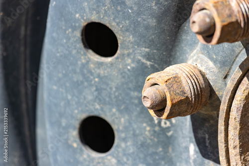 Foto Quebec, Canada, 27 April 2026 : Close-up view of rusty lug nuts on a vehicle whe