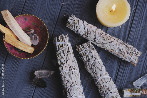 Fotografía white sage incense sticks for meditation and spiritual rituals