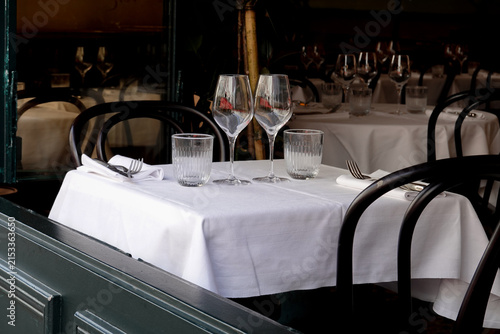 Canvastavla Restaurant chic avec nappe blanche ouvert vers l'extérieur