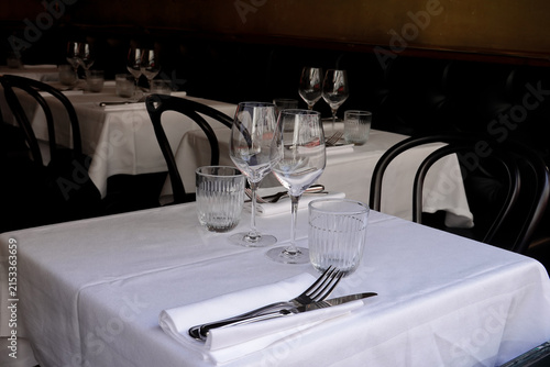 Canvastavla Restaurant chic avec nappe blanche ouvert vers l'extérieur