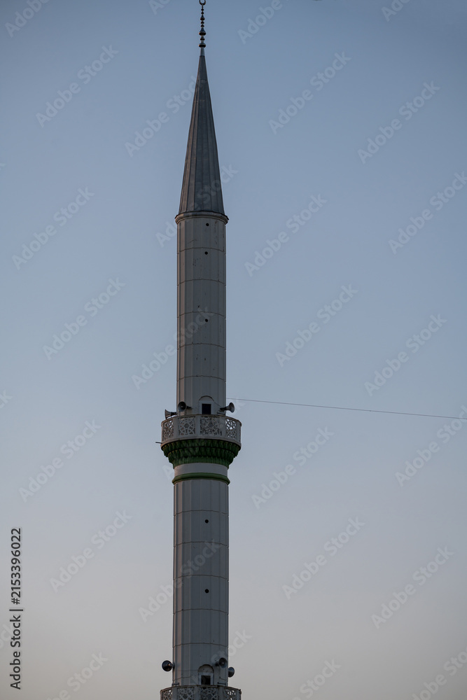Obraz premium Antalya, Turkey, July 2026: Close-up view of a mosque minaret against the evening sky
