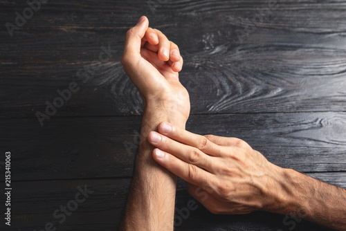 Quadro su tela Man measuring his pulse. Health care