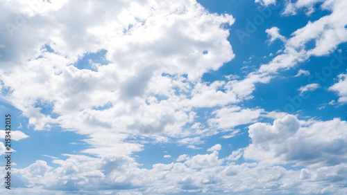 Quadro su tela Dramatic fluffy white clouds in vast endless blue sky for serene summer backdrop