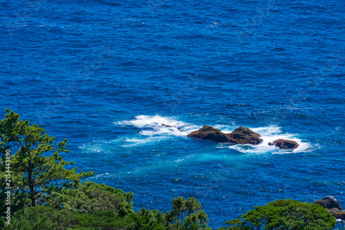Obraz na plátne Rocky shore in blue water below Cape Shionomisaki