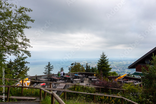 Cuadro en lienzo Outdoor restaurant observation deck on Pfander mountain overlooking scenic Lake