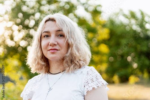 Fotografía Blonde woman posing in nature with sunlight bokeh