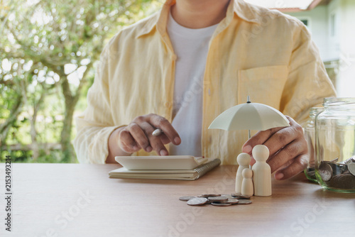 Cuadro en lienzo Family financial planning with life insurance and financial protection for paren