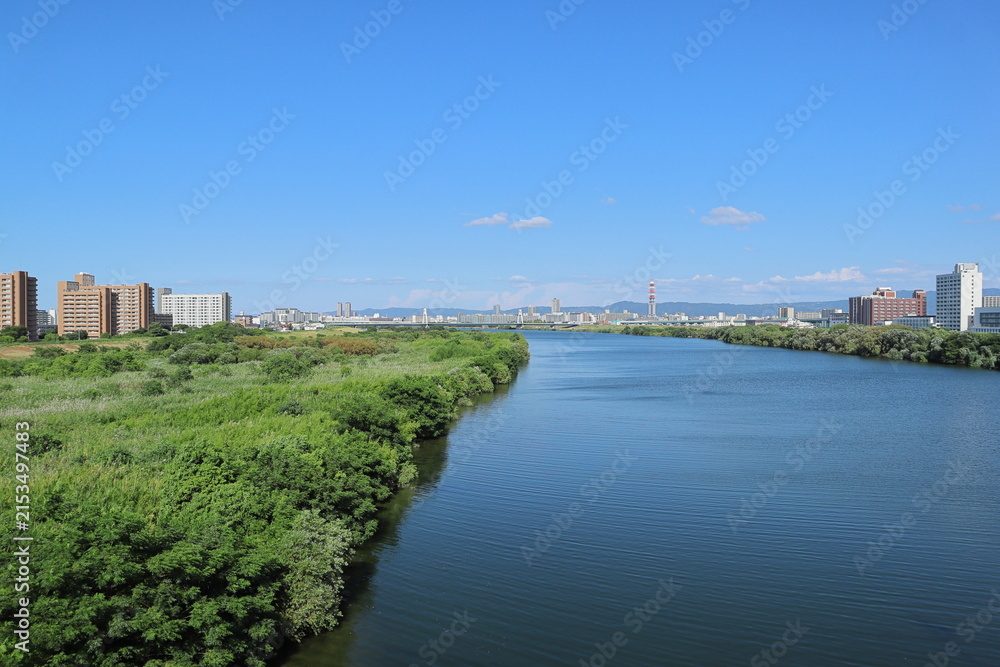 Fototapeta premium 菅原城北大橋から見た夏の淀川風景（大阪）