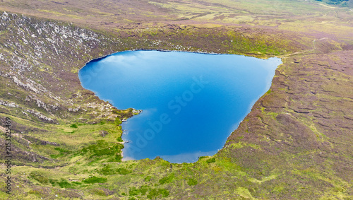 Cuadro en lienzo Heart shaped Lake Ouler in Wicklow mountains
