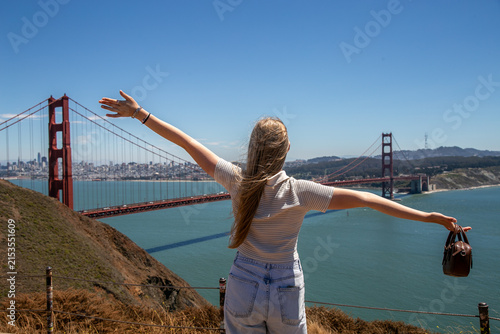 Foto Visitor enjoying the famous panoramic view of the Golden Gate Bridge and San Fra