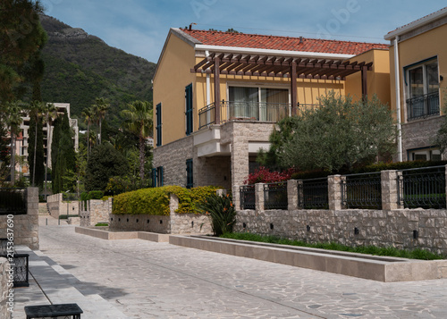 Fotografie Modern residential development on the Montenegrin coast appealing to buyers seeking investment properties and Mediterranean second homes