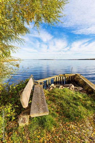 Steg und Sitzbank am Plauer See in der Stadt Plau am See