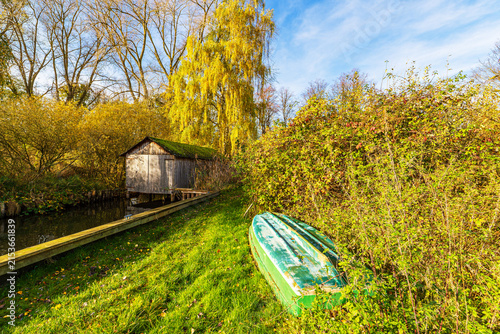 Boot und Bootshaus am Plauer See in der Stadt Plau am See