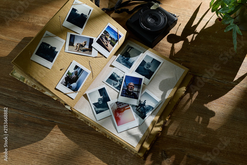 Canvastavla Moments captured in an album with a camera and old photos on a wooden table