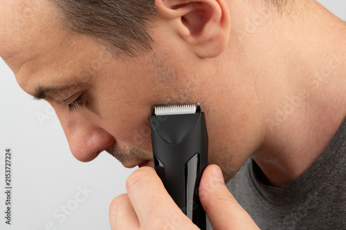 Konstfotografi Young man trim his beard