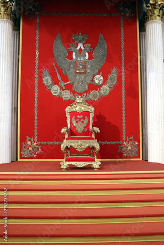 Bild auf Leinwand A red throne stands in the hall of the Hermitage Museum.