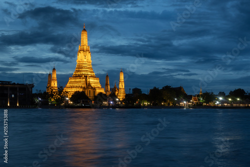 Bild auf Leinwand Der Tempel Wat Arun während der blauen Stunde in Bangkok in Thailand