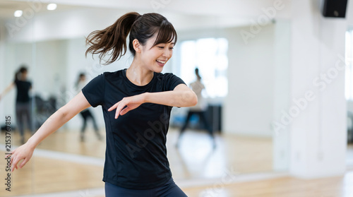 Plakat ダンススタジオで笑顔で踊る若い女性のフィットネスイメージ