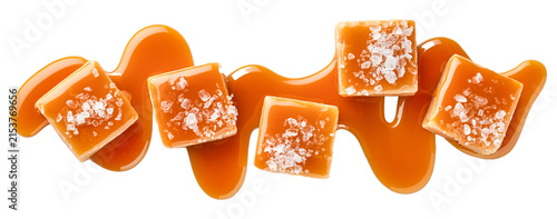Foto Delicious caramel squares with sea salt and flowing sauce isolated on transparen