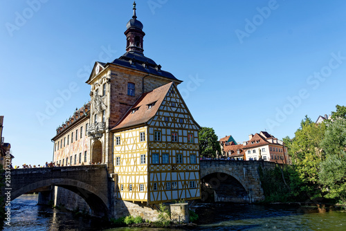 Obraz na plátne Iconic Altes Rathaus Old Town Hall Standing on the Regnitz River Bridge in Bambe