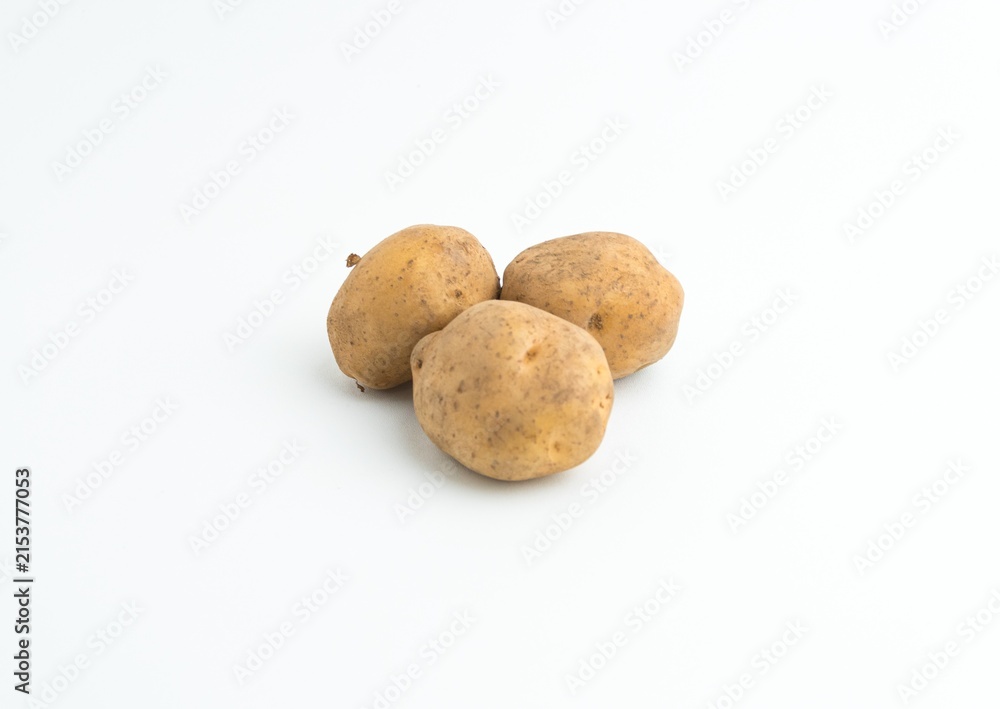 Fototapeta premium Small pile of fresh raw brown baby potatoes isolated on white background