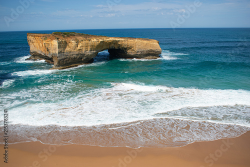 Foto London Arch (originally known as London Bridge) is an offshore natural limestone arch formation located in Port Campbell National Park along the famous Great Ocean Road in Victoria, Australia