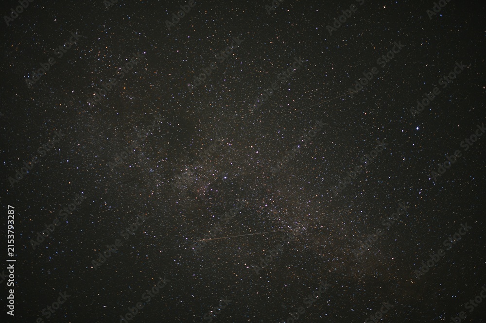 Obraz premium Night sky showing a meteor streaking across the milky way