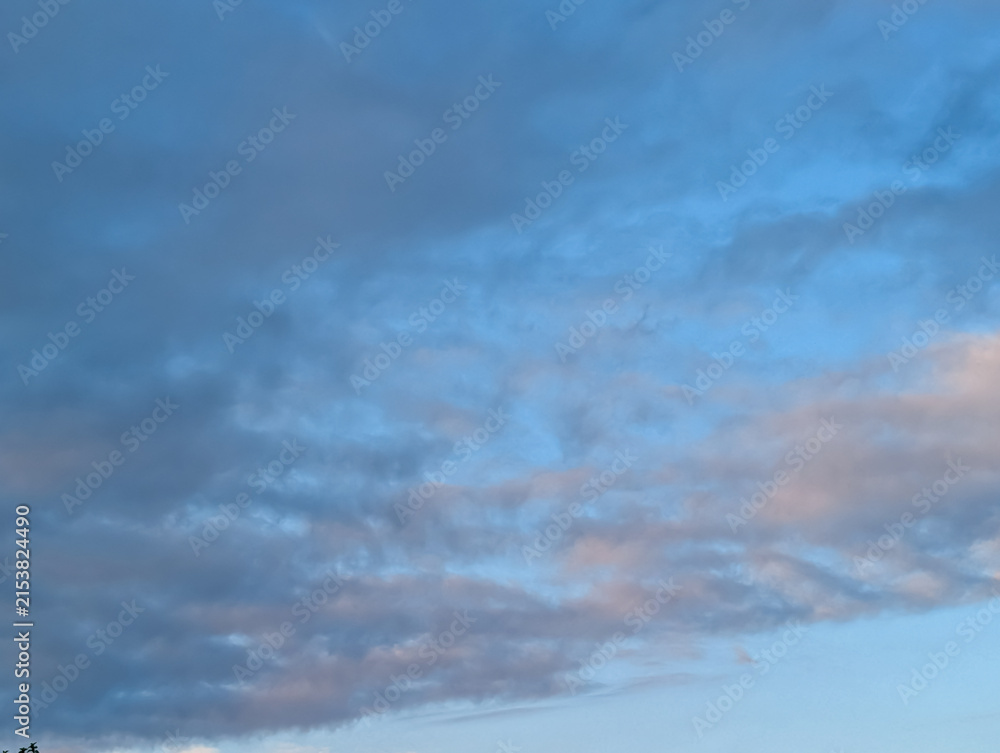 Obraz premium Moody Blue Gray Clouds Spreading Across the Evening Sky for Atmospheric Background Use