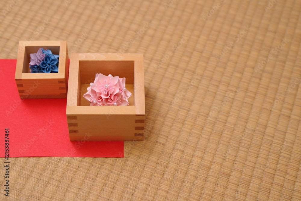 Fototapeta premium 和室で撮影した折り紙を入れた木枡