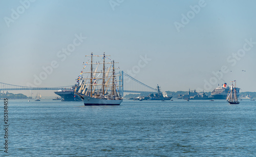 Foto Tall ship leads Independence Day fleet near Verrazzano Narrows Bridge