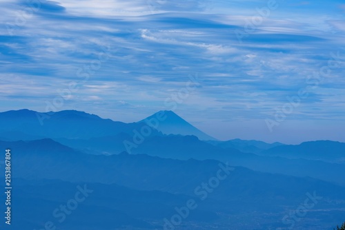 池の平湿原で見た青く染まる山並みと富士山の遠景 幻想的な雲と壮大な自然の風景