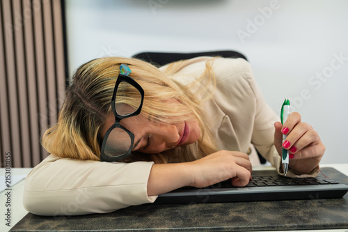 Canvastavla Exhausted businesswoman sleeping at desk feeling burnout and fatigue